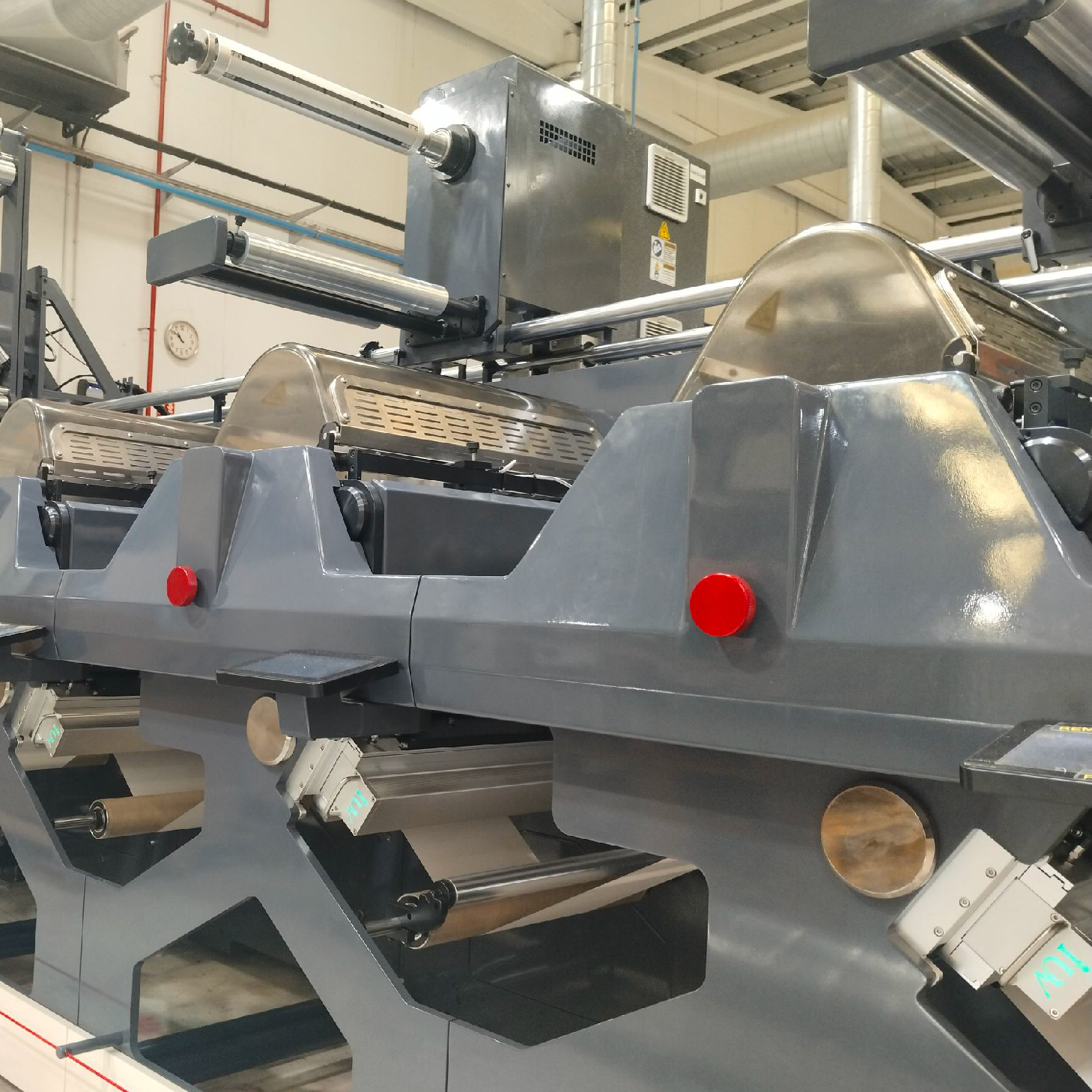 Narrow-Web LED Flexo Technology for Premium Beverage and Cosmetic Labels Narrow-Web LED Flexo Technology for Premium Beverage and Cosmetic Labels